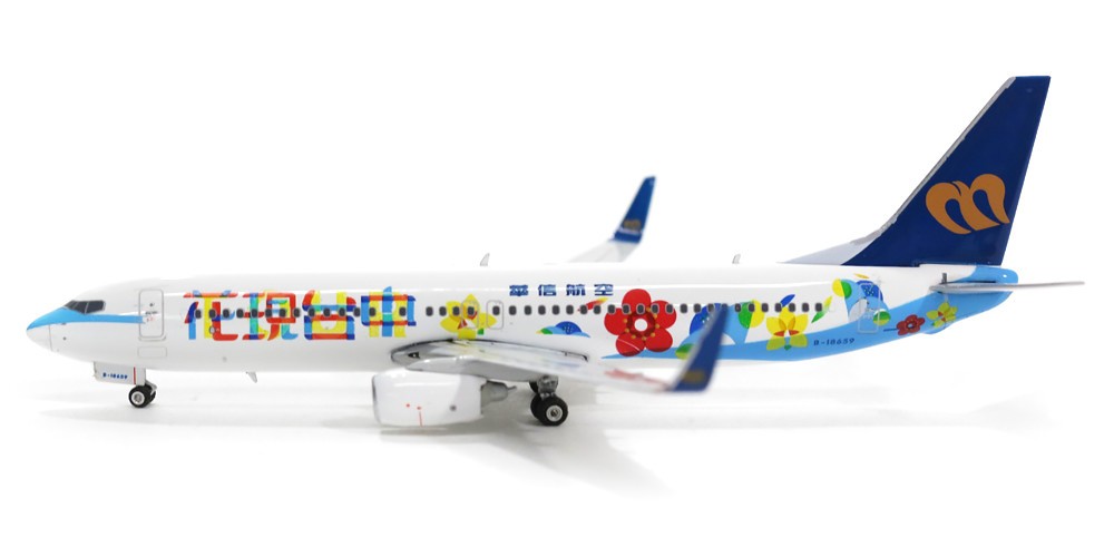Boeing 737-800 Mandarin "Explore Taichung" B-18659
