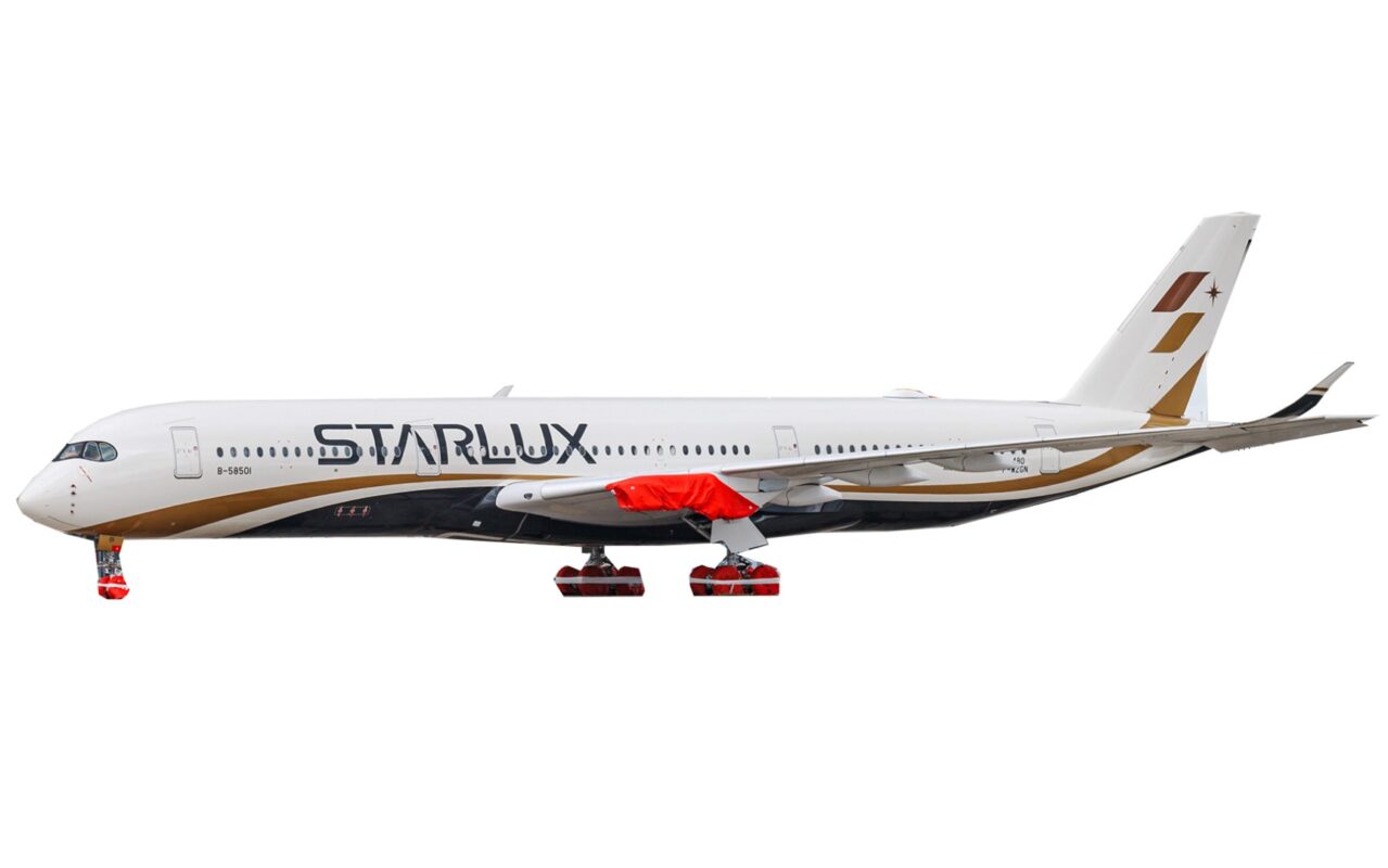 Airbus A350-900XWB Starlux B-58501 Flap down